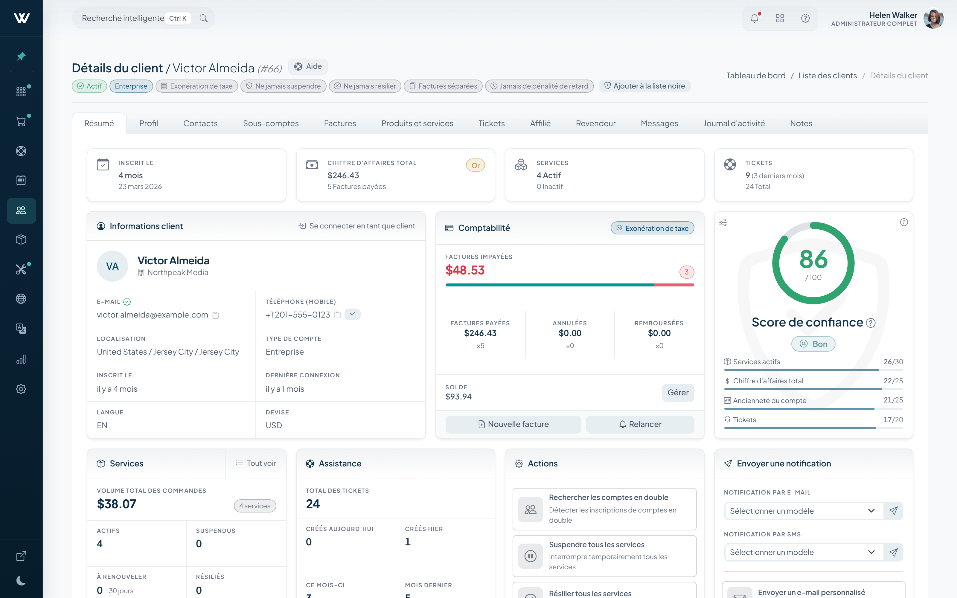 Profil client avec un score de confiance en direct et un récapitulatif comptable