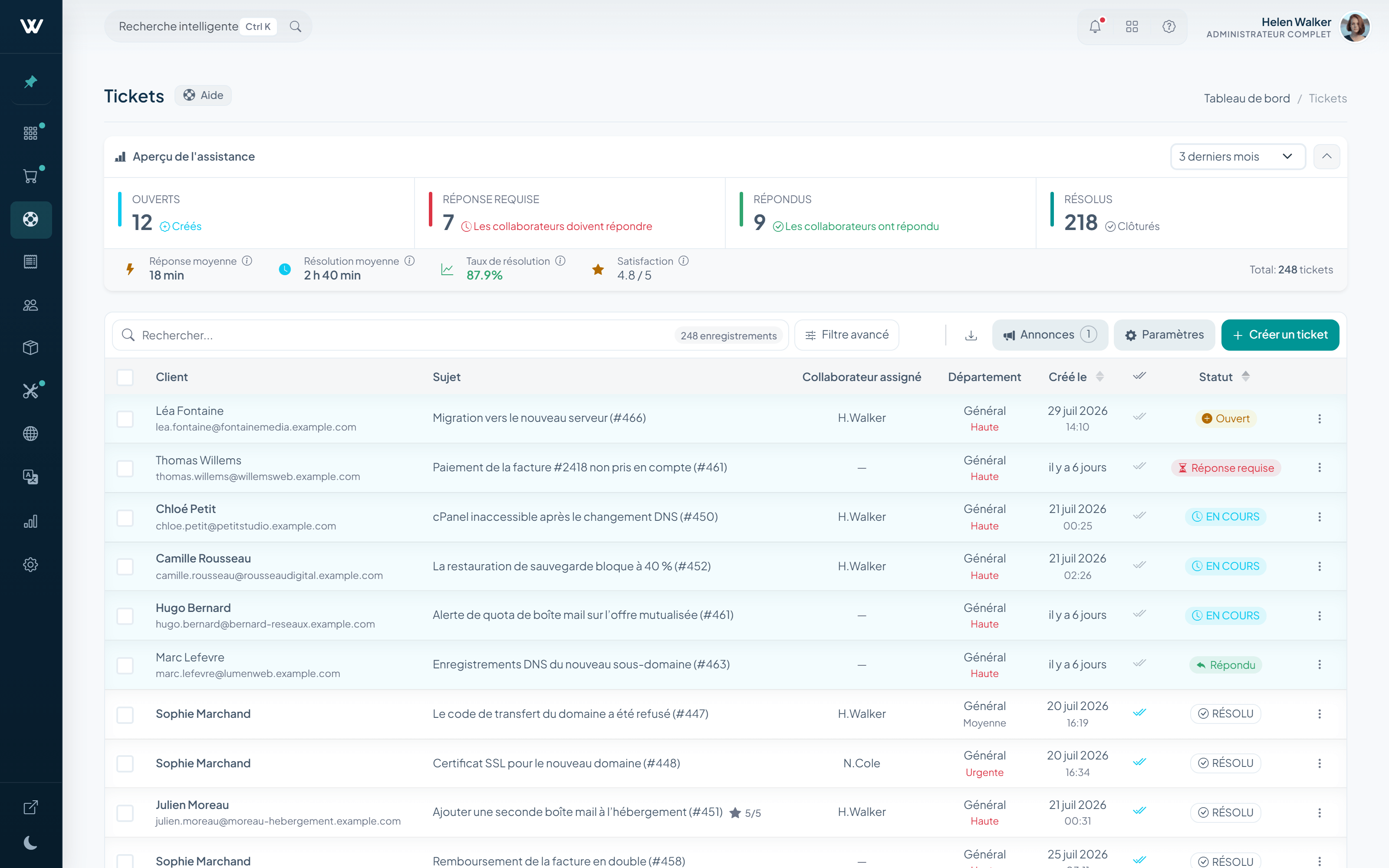 Conversation d'un ticket d'assistance avec notes internes et actions rapides