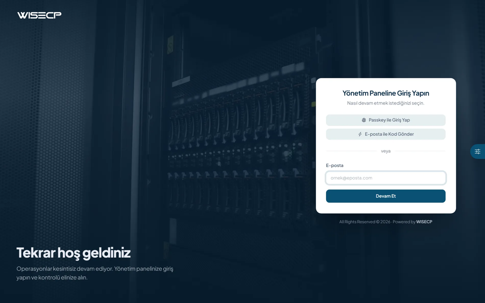 Kişiselleştirilmiş karşılama, passkey ile giriş ve e-posta ile kod seçenekleri bulunan WISECP v5 yönetici giriş ekranı